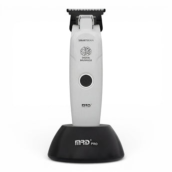 Weißer MRD Pro Trimmer mit schwarzer T-Klinge in Ladestation