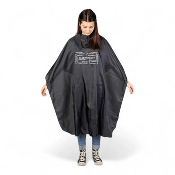 Produktbild von Gamma+ Friseurumhang Schwarz mit weißem Gamma+ Logo auf weißem Hintergrund