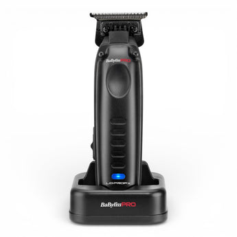 BaByliss PRO Lo-ProFx Compact Trimmer stehend auf dem Ladestand