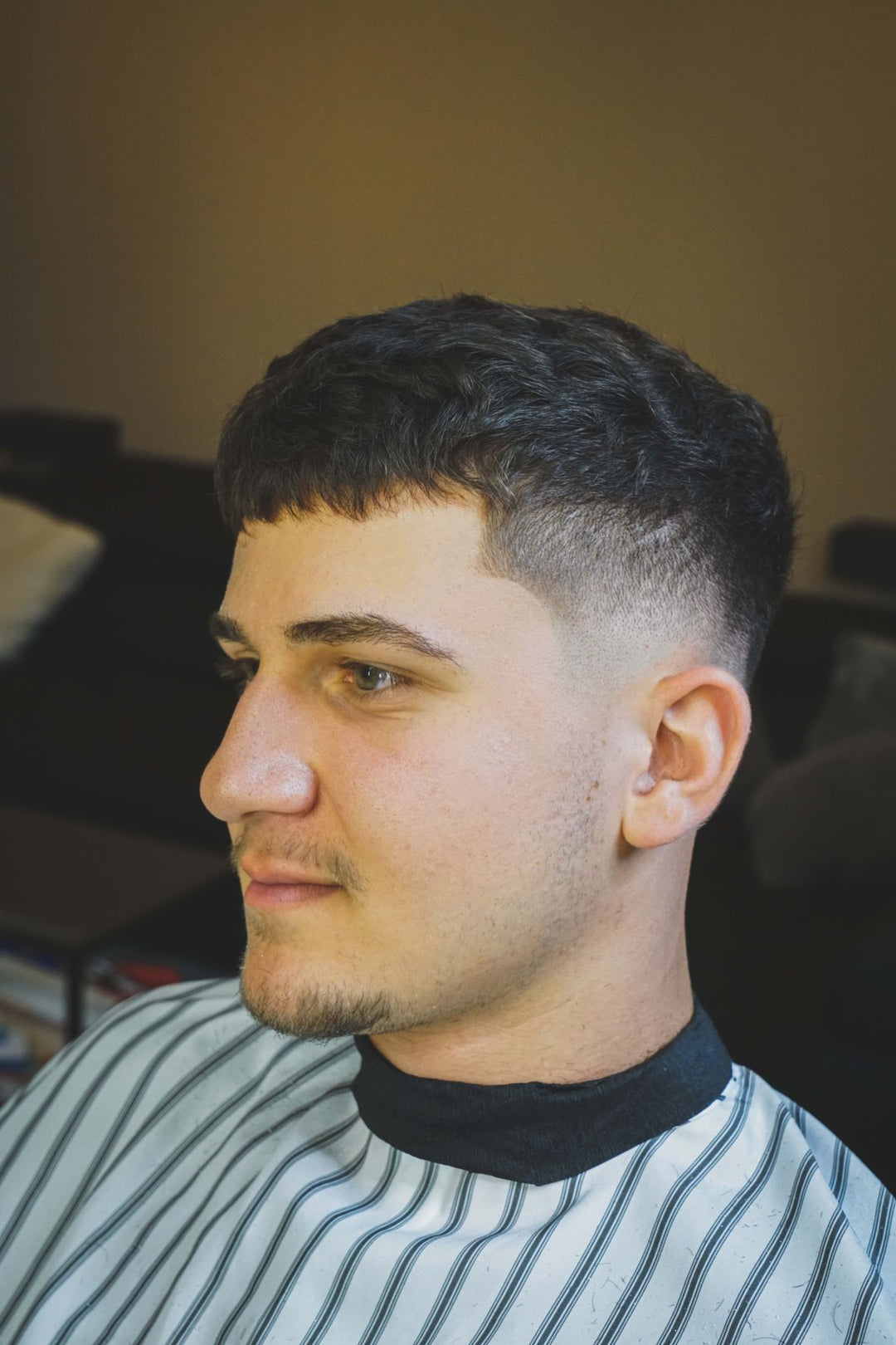 Phullcutz: Kurzer Crop mit einem Mid Fade Banner