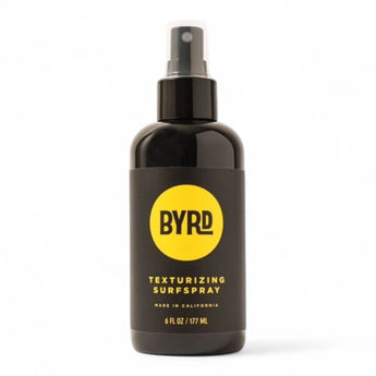 Phullcutz Byrd Texturizing Surfspray schwarze Flasche mit Sprühkopf und gelbem Logo für texturiertes Strandhaar