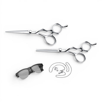 Phullcutz e-kwip Surimu Set 55 mit zwei silbernen Profi-Friseurscheren aus VG-10 Stahl und schwarzen Soundglasses.