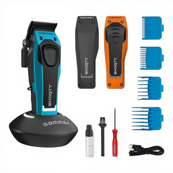 Gamma+ Shorty Clipper in Blau auf Ladestation mit Wechselcovern in Schwarz und Orange, 4 Aufsteckkämmen und Pflegeset