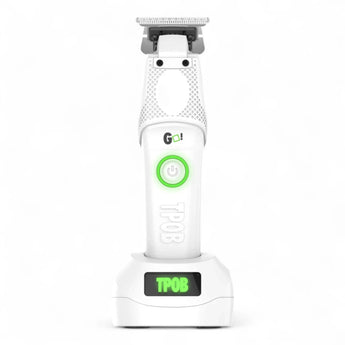 Phullcutz TPOB GO! Trimmer Whiteout Edition in Weiß mit Ladestation, ergonomischem Design und leuchtender LED-Anzeige.