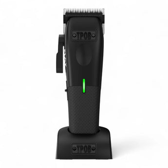 Phullcutz TPOB PLAY Blackout Clipper mit XO Fusion Blade, ergonomischem schwarzem Gehäuse und Ladestation.