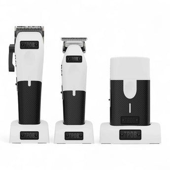Phullcutz TPOB Play Bundle mit Clipper, Trimmer und Shaver in weiß-schwarzem Design auf Ladestationen