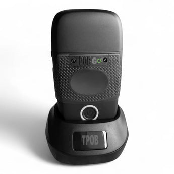 Phullcutz TPOB PRO Go! Foil Shaver Blackout Edition in der Ladestation mit schwarzem Gehäuse und LED-Anzeige