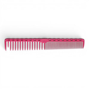Phullcutz Y.S. Park Carbon Schneidekamm Nr.332, ein pinker Haarkamm aus hitzebeständigem Kunststoff mit breiten und feinen Zähnen.
