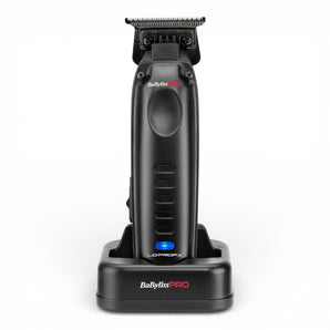 BaByliss PRO Lo-ProFx Compact Trimmer stehend auf dem Ladestand