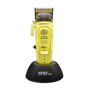 Goldfarbener MRD Pro Haarschneider auf schwarzer Ladestation