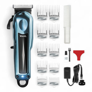 Wahl Super Taper X Haarschneider in Blau mit Zubehör auf weißem Hintergrund
