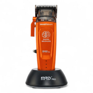 Orangefarbener MRD Pro Haarschneider frontal in schwarzer Ladestation