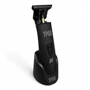 Phullcutz TPOB Ghost X Trimmer Blackout Edition in mattem Schwarz mit DLC T-Wide Klinge auf USB-Ladestation
