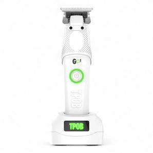 Phullcutz TPOB GO! Trimmer Whiteout Edition in Weiß mit Ladestation, ergonomischem Design und leuchtender LED-Anzeige.